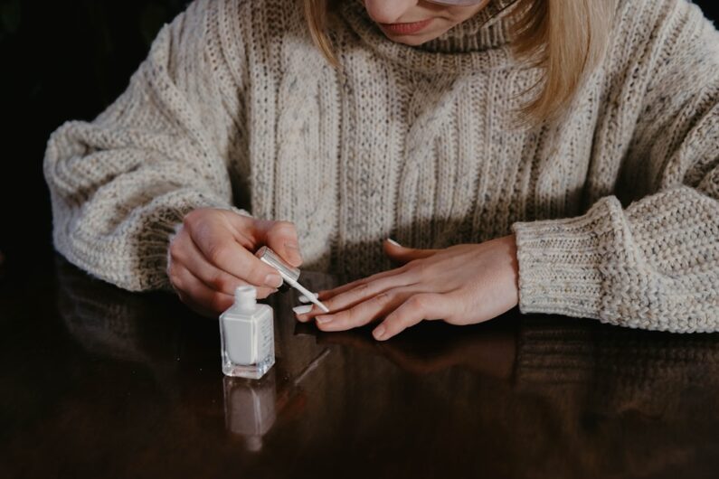 En Dybdegående Guide til Gel Polish: Den Ultimative Løsning til Langtidsholdbare Negle